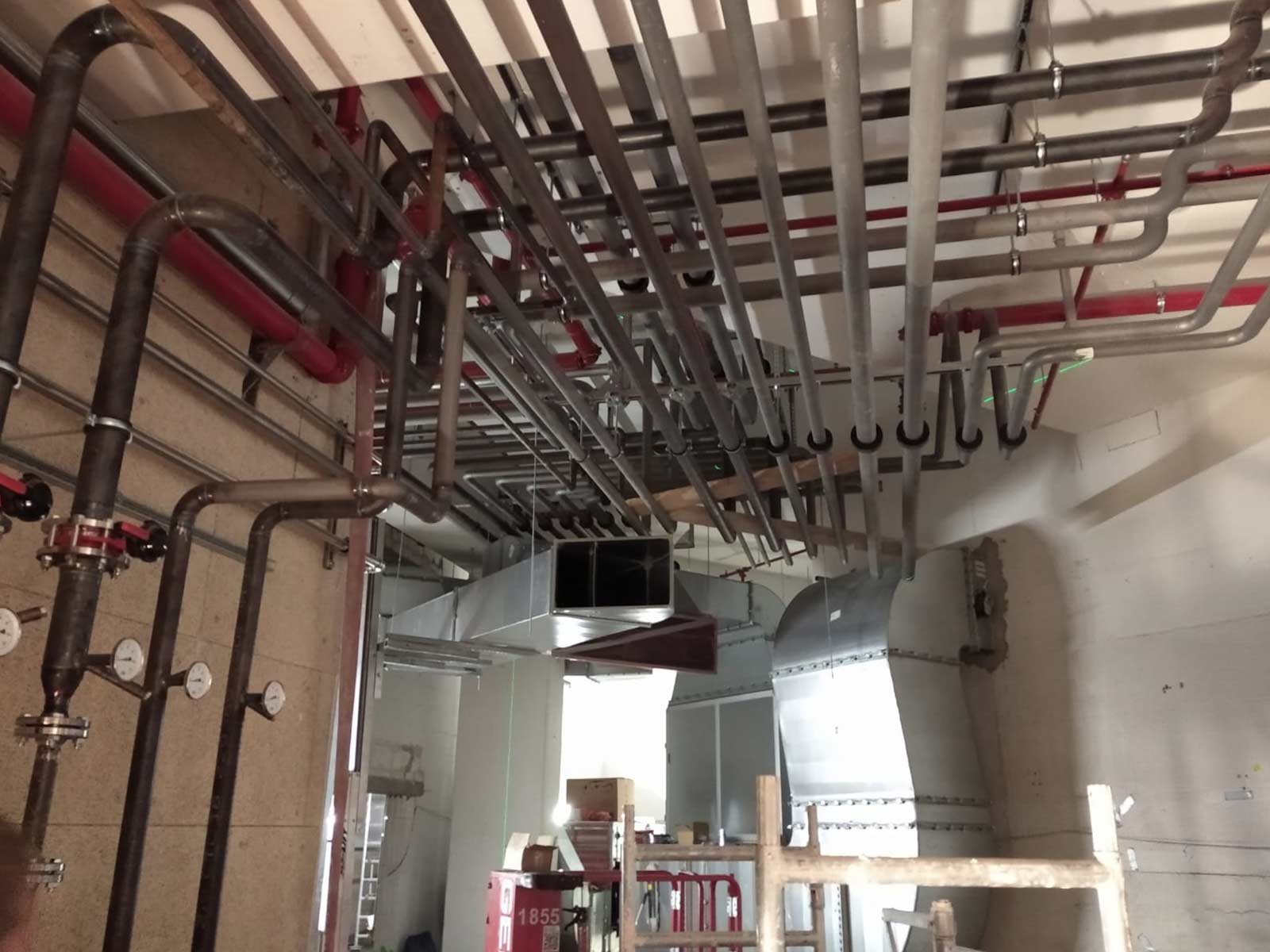 Stropna cjevarija u industrijskom prostoru