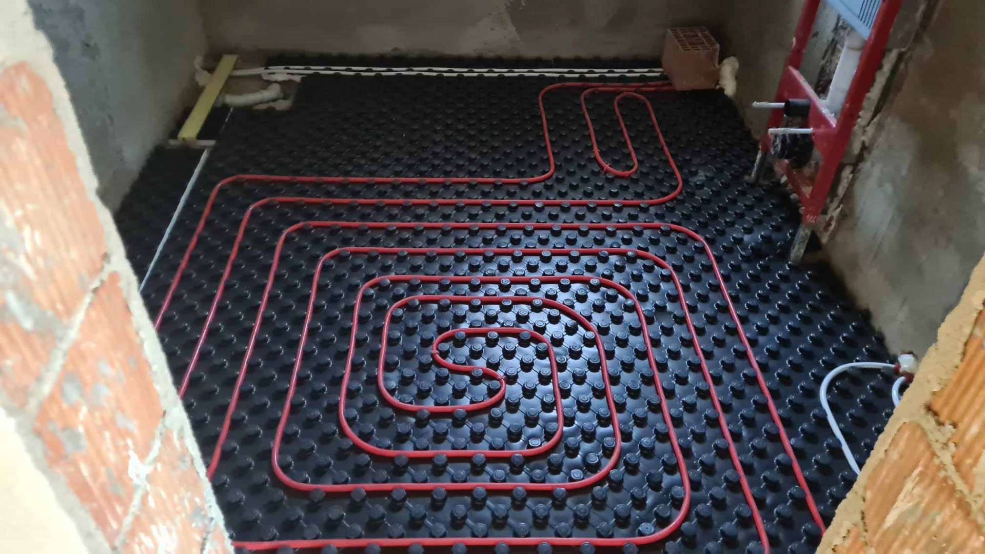 Spiralni razvod podnog grijanja u manjoj prostoriji