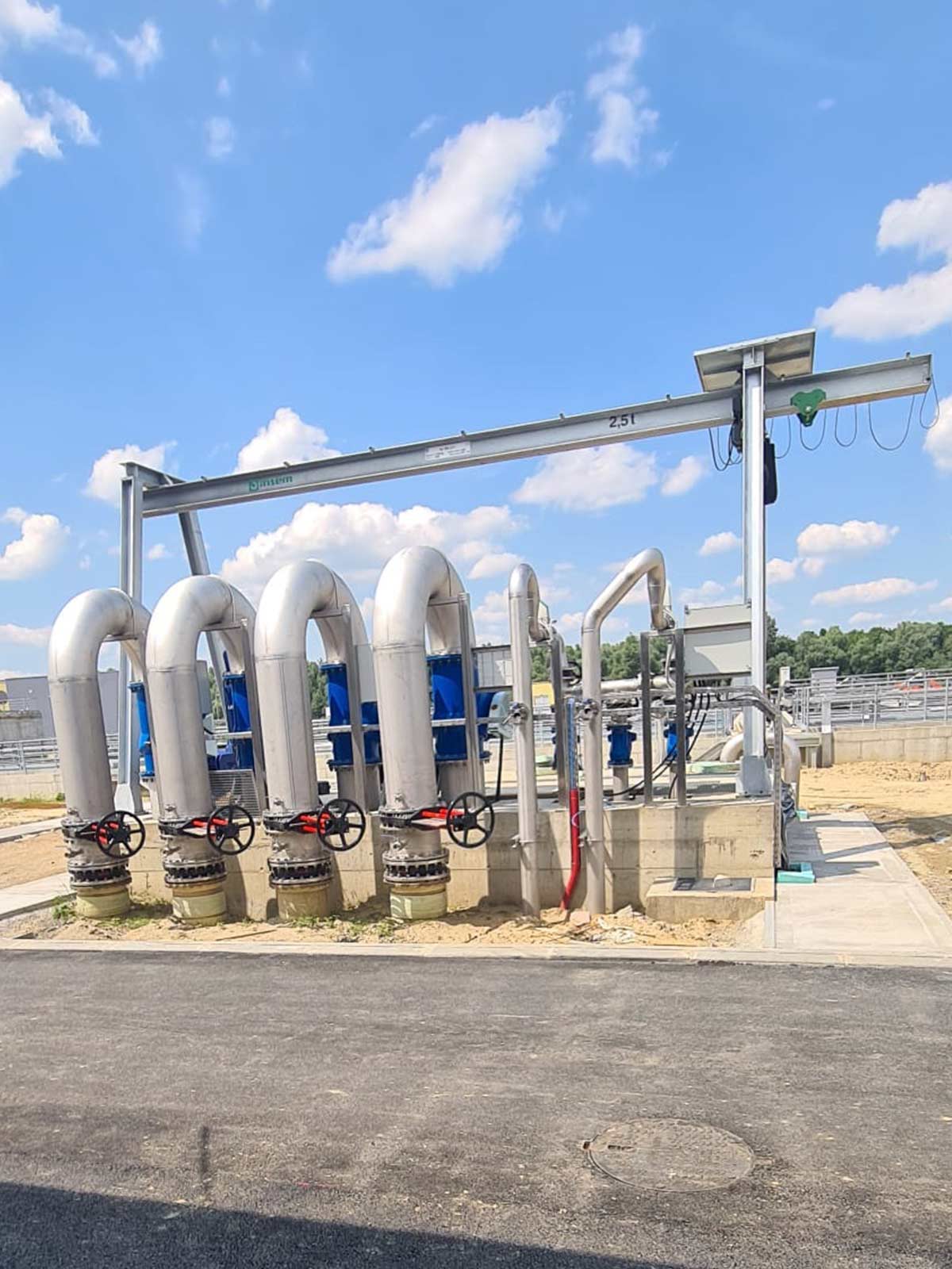 Industrijska cjevarija s pumpama i ventilima